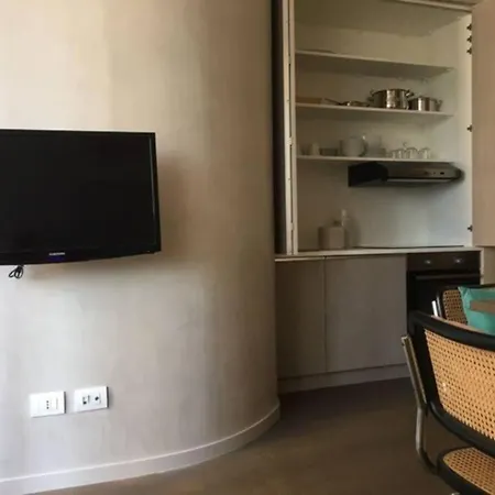 New 2 Bedrooms Apartment With Ac In Duomo Designed By Caccia Lägenhet *