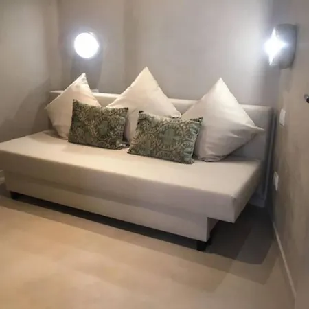 New 2 Bedrooms Apartment With Ac In Duomo Designed By Caccia Lägenhet