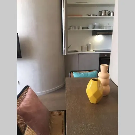 New 2 Bedrooms Apartment With Ac In Duomo Designed By Caccia Lägenhet